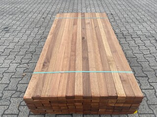 Ca. 151x Guyana Teak Onderliggers Geschaafd, 45x68mm, lengte 155cm